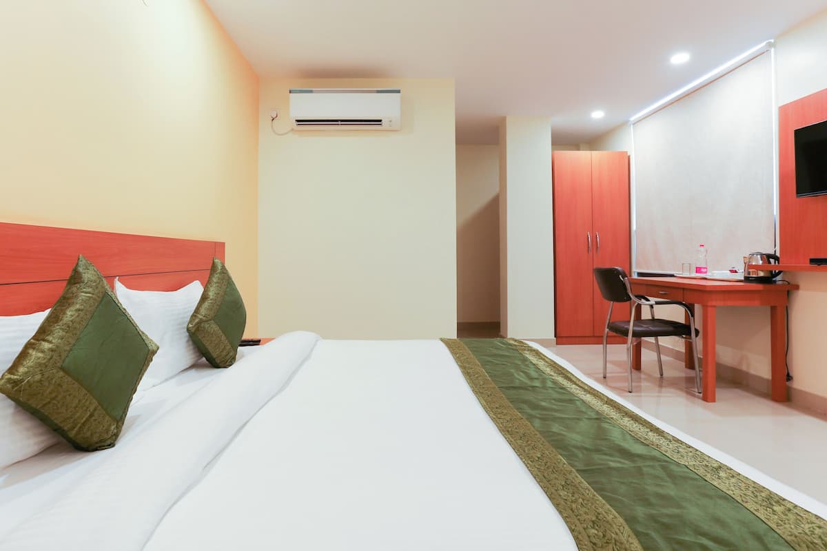 Suíte superluxo, vista para a cidade | Escrivaninha, espaço de trabalho para notebook, quartos à prova de som