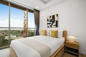 Appartement, 1 slaapkamer, uitzicht op de stad | Een bureau, een laptopwerkplek, een strijkplank/strijkijzer, gratis wifi