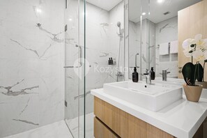 Appartement, 1 slaapkamer, uitzicht op stad | Badkamer | Een douche, gratis toiletartikelen, een haardroger, een bidet