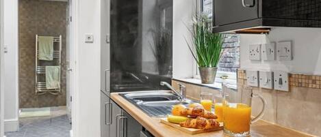 Microondas, horno, placa de cocina y lavavajillas