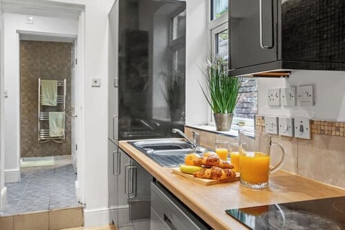 Stylish & Cozy 5-Bed Home | Sleeps 6 | Free Parking | Walk to Hospital & Shops
