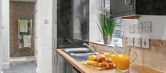 Stylish & Cozy 5-Bed Home | Sleeps 6 | Free Parking | Walk to Hospital & Shops