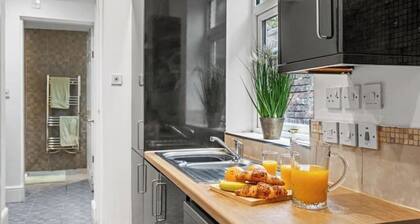 Stylish & Cozy 5-Bed Home | Sleeps 6 | Free Parking | Walk to Hospital & Shops
