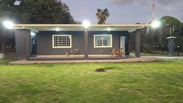 Biệt thự, 2 phòng ngủ, phù hợp cho người khuyết tật, sân hiên | Hiên