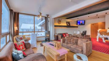 Estudio familiar, vista a la montaña (Grand Family Loft & Balcony Ski) | Área de sala de estar | Televisión de pantalla plana de 32 pulgadas con canales por cable