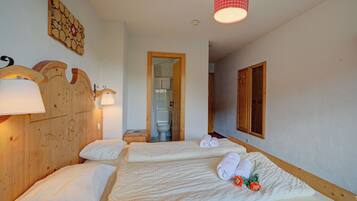 Family Studio, Mountain View (Twin Rooms With Balcony) | Free WiFi, bed sheets