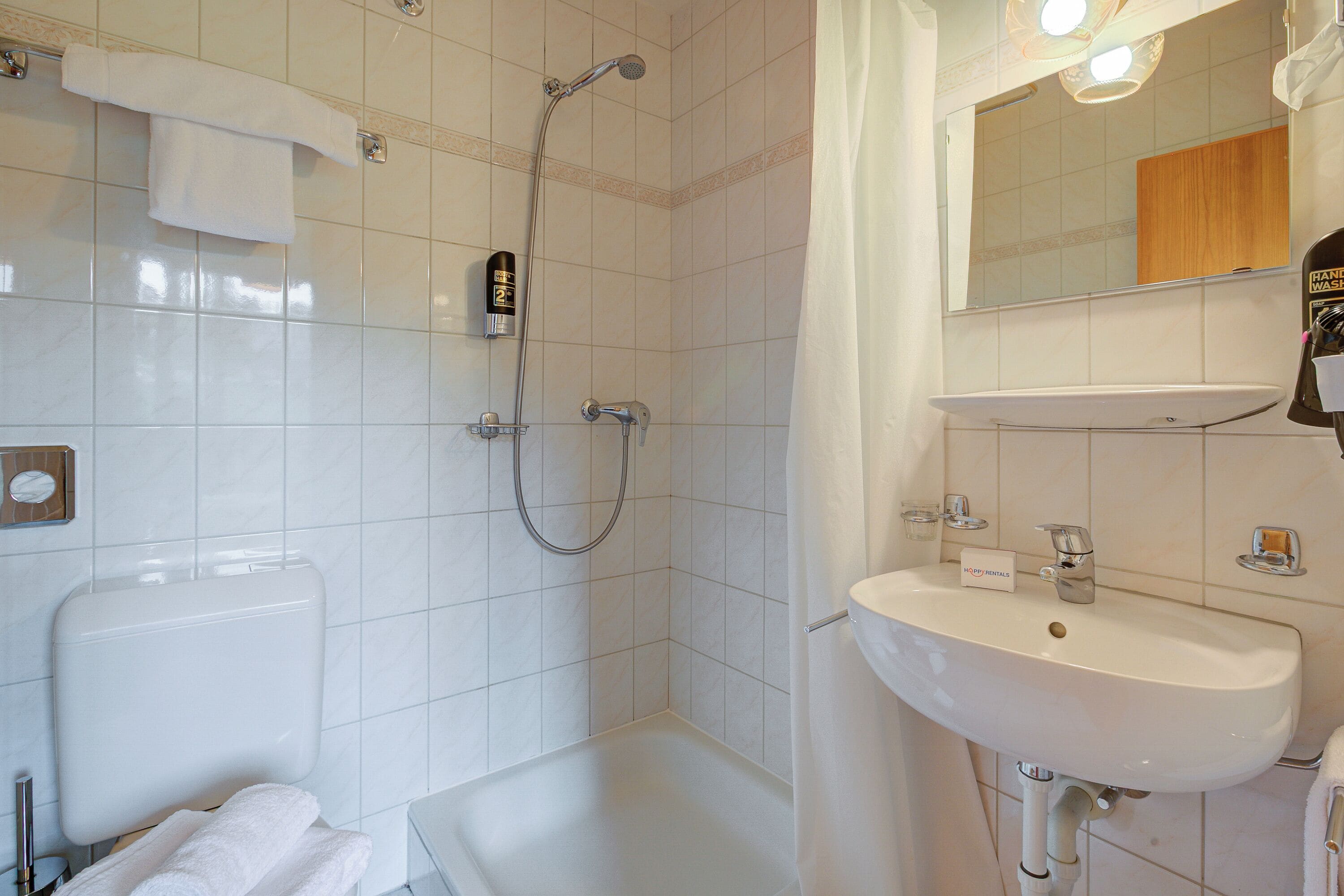 Ein Badezimmer mit Badewanne, Dusche und Waschbecken.