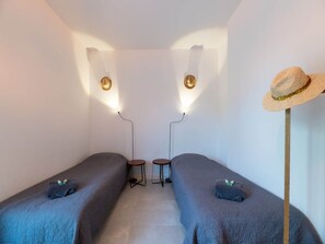 2 bedrooms, individually furnished, iron/ironing board - Luxury Apartment in Juan les Pins (Antibes)