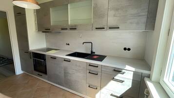 KĂŒhlschrank, Mikrowelle, Ofen, Herdplatte