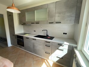 Kühlschrank, Mikrowelle, Ofen, Herdplatte