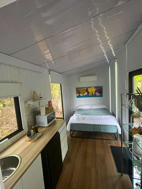Room - Hill Creek Tiny House 5 by Tiny Away (Perwillowen)