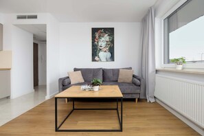 TV, offices - Pileckiego 59 | Warszawa | Bright Apartment | Desk and Spacious Balcony (Warszawa)