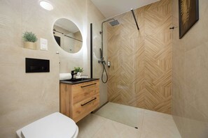 Dusche, Haartrockner, Handtücher, Shampoo