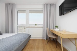 Escritorio, tabla de planchar con plancha, cuna de viaje y wifi 