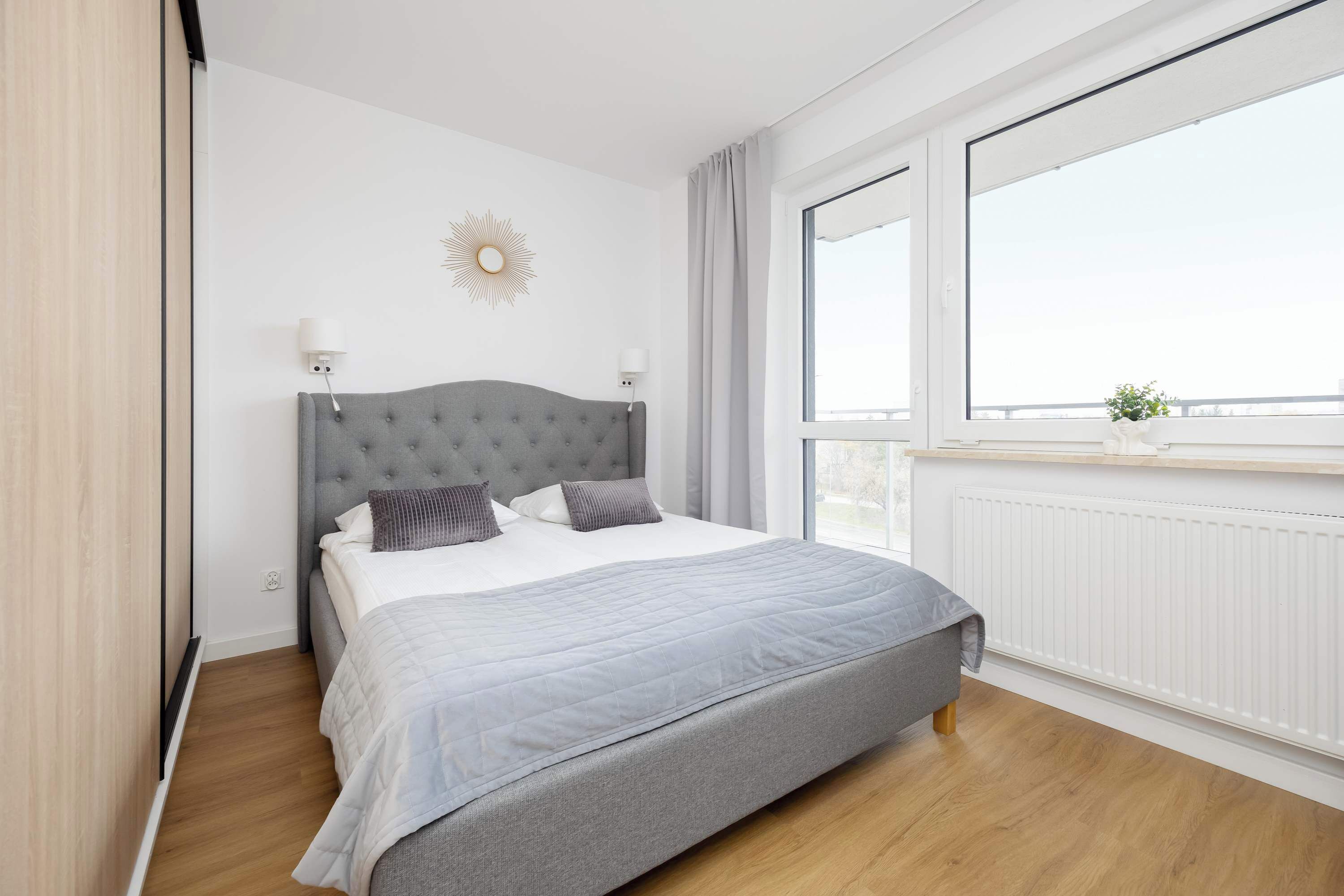 Escriptori, planxa i posts de planxar, un bressol de viatge i wifi 