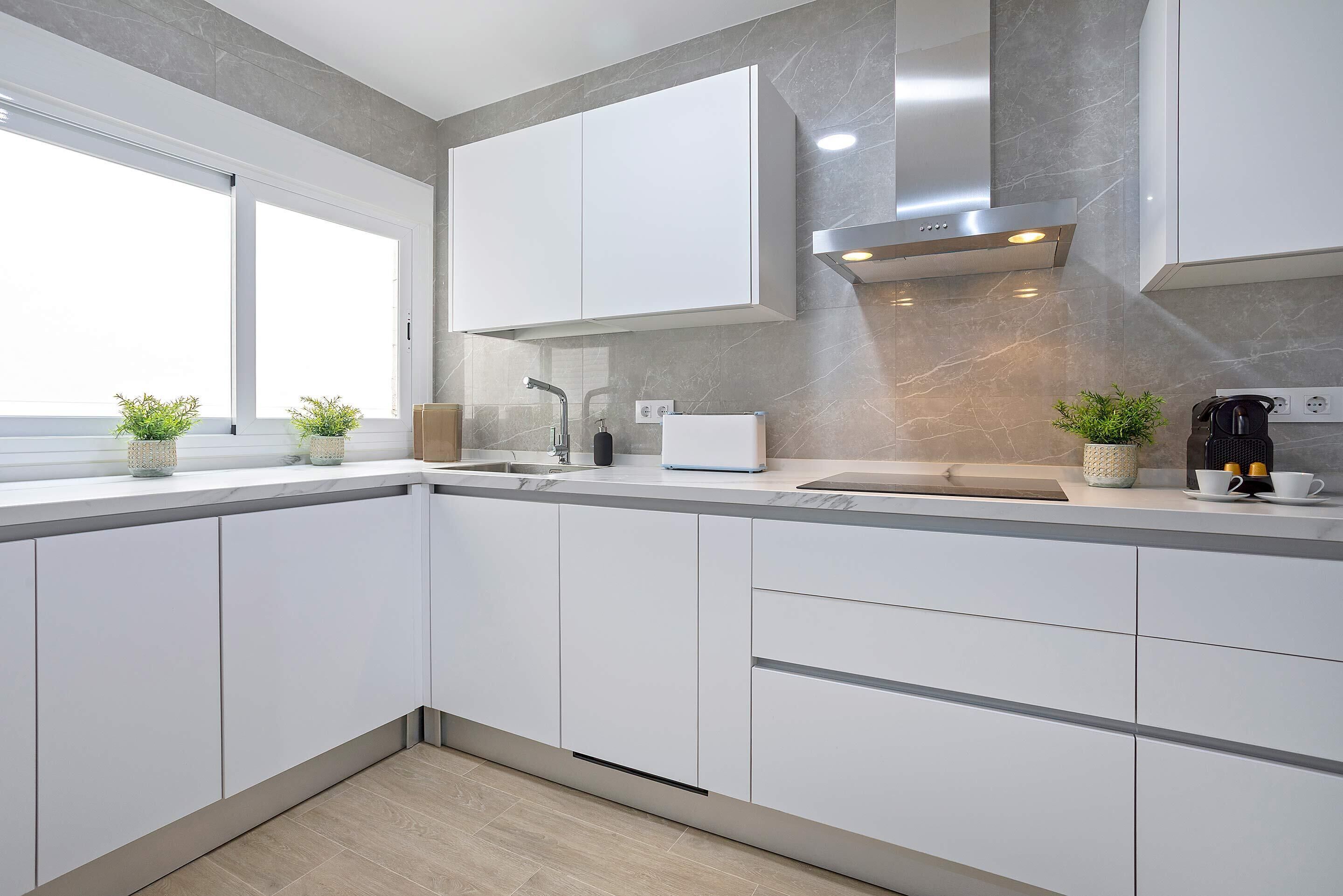 Appartement (3 Bedrooms) | Privékeuken | Een koelkast/vriezer, een magnetron, een oven, een kookplaat