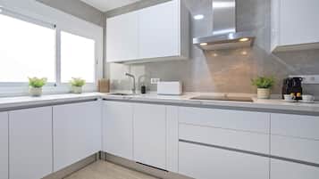 Appartement (3 Bedrooms) | Privékeuken | Een koelkast/vriezer, een magnetron, een oven, een kookplaat