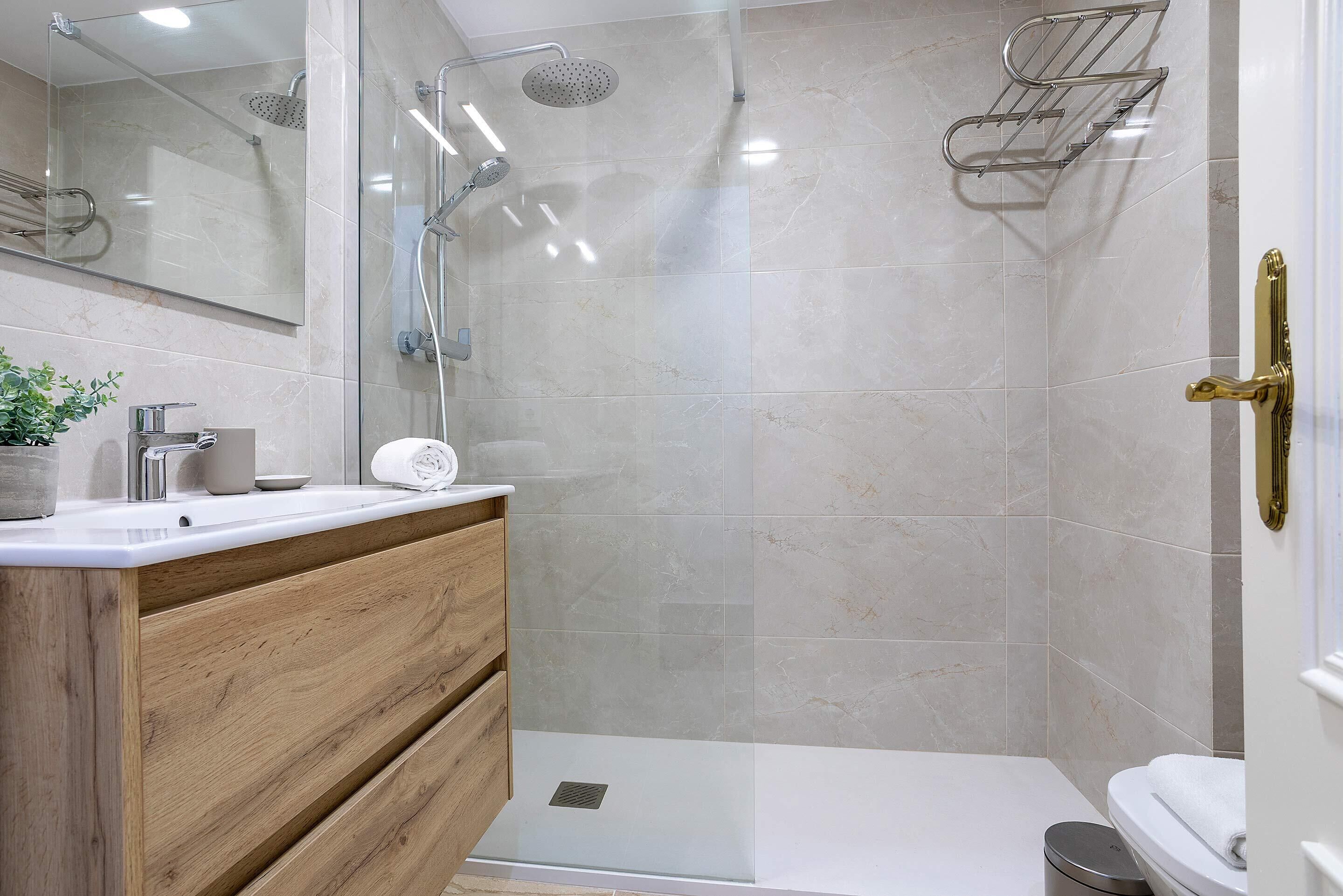 Apartment (3 Bedrooms) | Bathroom | Shower, free toiletries, hair dryer, towels