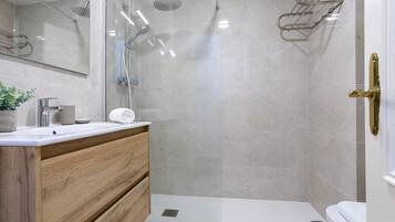 Apartment (3 Bedrooms) | Bathroom | Shower, free toiletries, hair dryer, towels