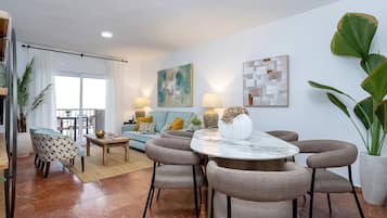 Apartment (3 Bedrooms) | Living area