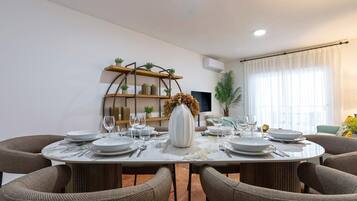 Apartment (3 Bedrooms) | In-room dining