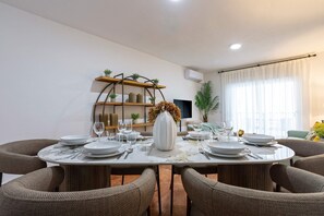 Apartamento (3 Bedrooms) | Servicio de comidas en la habitación