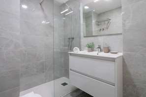 Apartment (3 Bedrooms) | Bathroom | Shower, free toiletries, hair dryer, towels