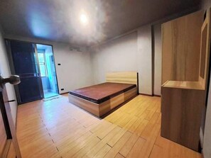 โต๊ะทำงาน, พื้นที่ทำงานแบบใช้แล็ปท็อป, Wi-Fi ฟรี