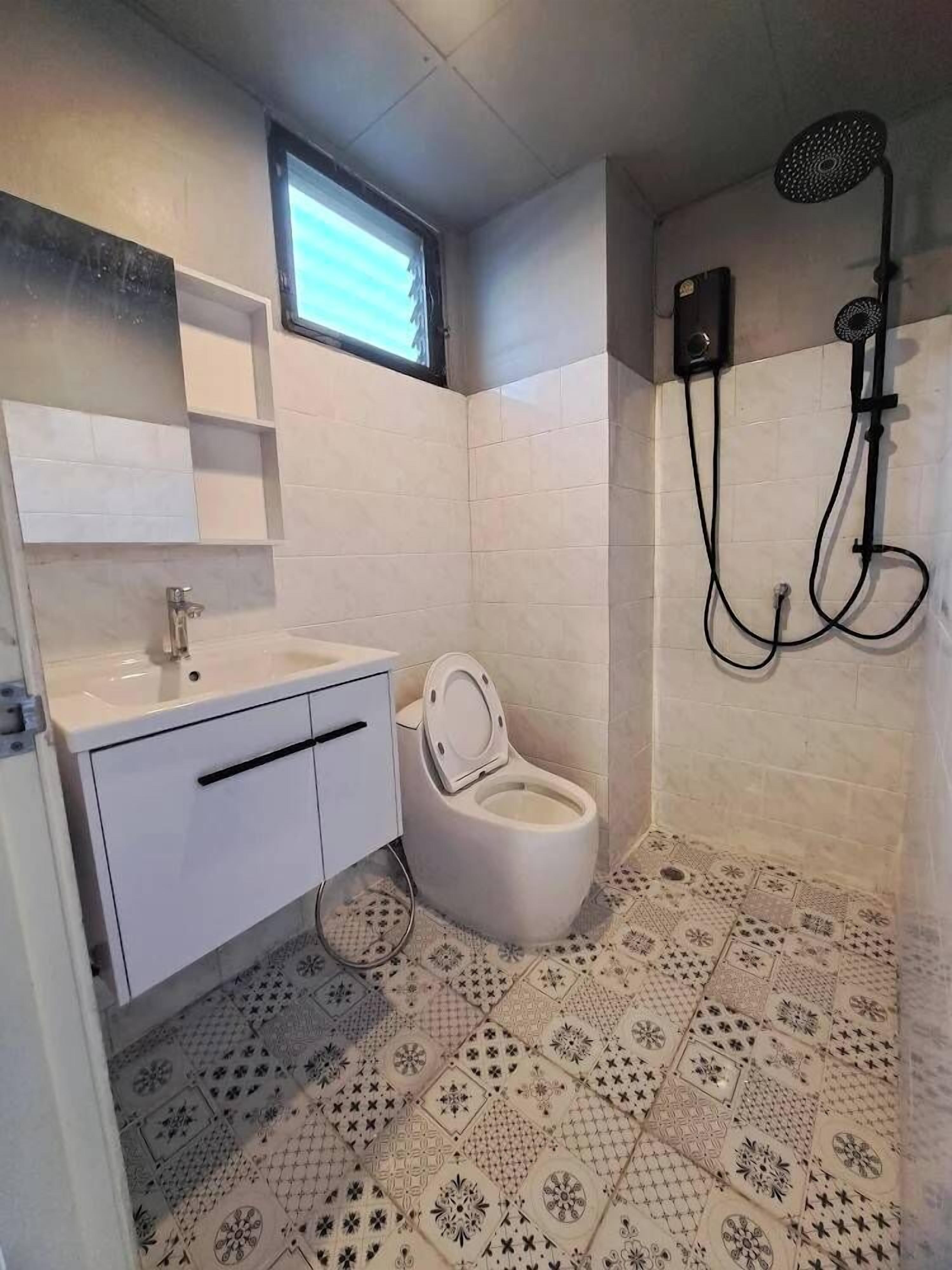 Shower, free toiletries, hair dryer, towels