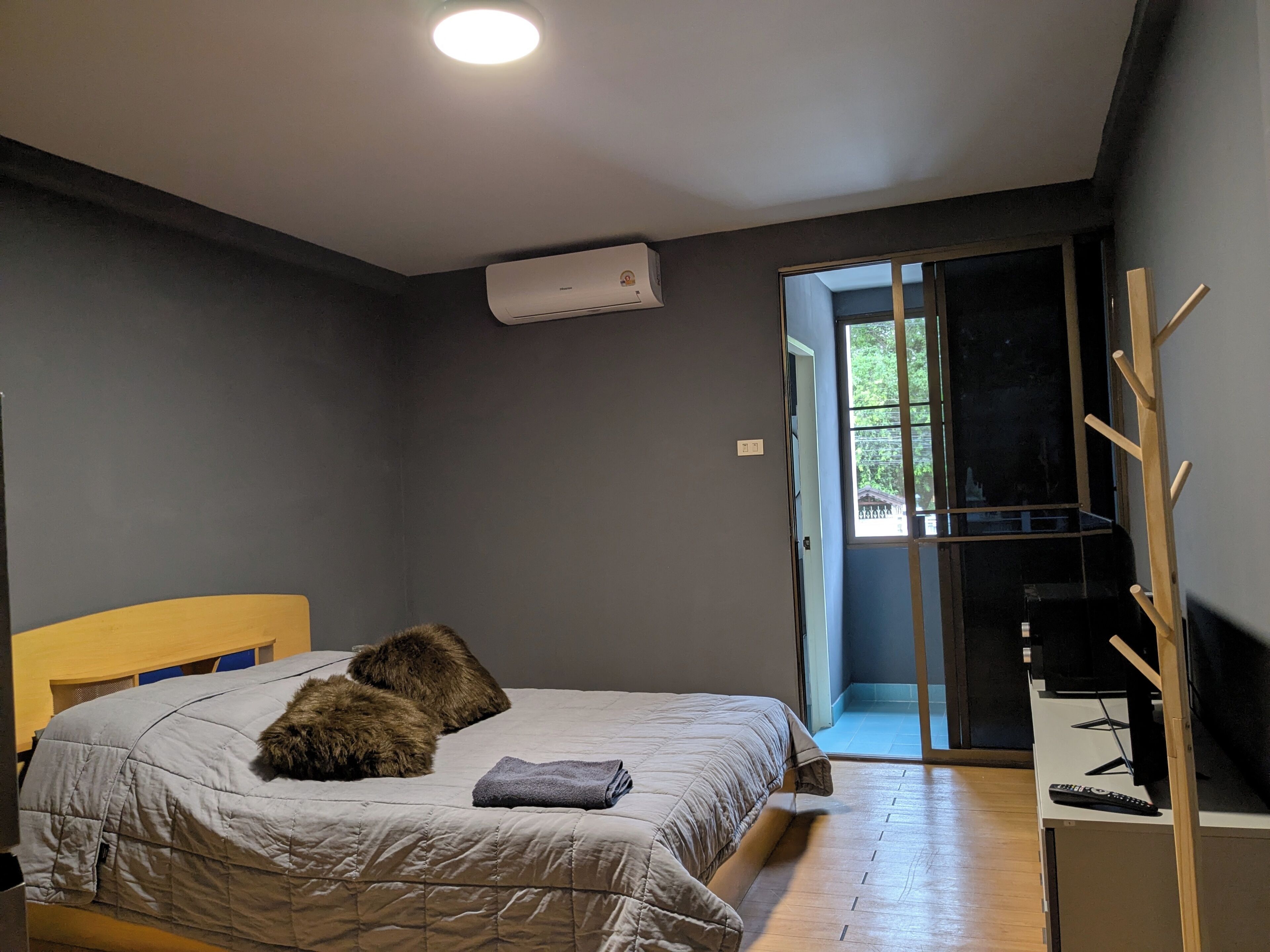 Desk, laptop workspace, free WiFi