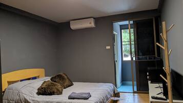 Desk, laptop workspace, free WiFi