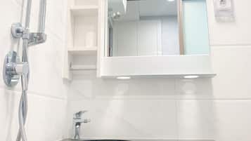 Studio, balcon | Salle de bain | Douche, articles de toilette gratuits, serviettes fournies, savon