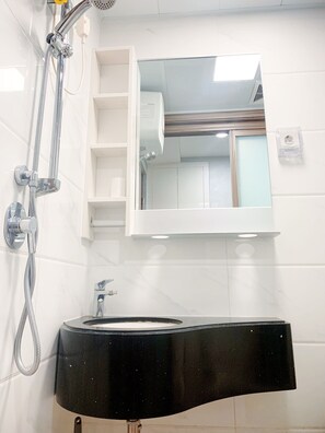 Studio, ban công | Phòng tắm | Buồng tắm vòi sen, đồ dùng nhà tắm miễn phí, khăn tắm, xà phòng 
