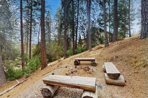 Property grounds - Games, Covered Deck: Family Home 28 Mi to Yosemite (Groveland)