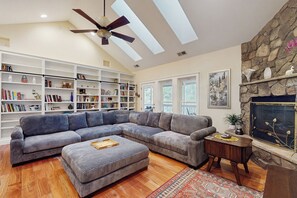 Fernseher, Kamin, Tischtennisplatte, Bücher