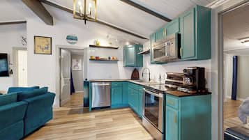 Jääkaappi, mikroaaltouuni, liesi, astianpesukone