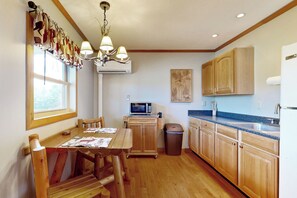 Refrigerador, microondas, parrilla de estufa y cafetera y tetera 