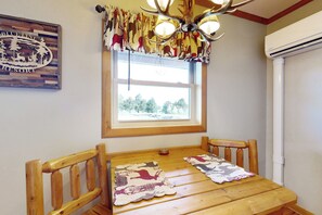 Dining - Cabin 2: Lakeside in Murphysboro (Murphysboro)