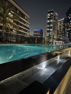 Outdoor pool - Fantastic 1-bed apt near Marina & Jumeira Beach (Dubai)
