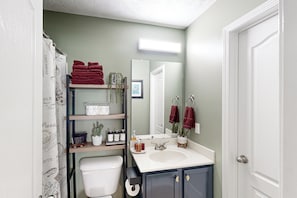 Hair dryer, towels - Golf, Hike & Explore! Pet-Friendly Home in Cameron (Cameron)