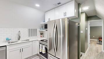 Fridge, microwave, stovetop, dishwasher