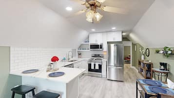 Fridge, microwave, stovetop, dishwasher