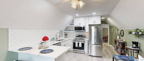 Kjøleskap, mikrobølgeovn, kokeplater og oppvaskmaskin