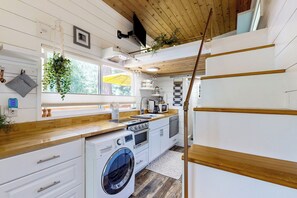 ثلاجة، ميكروويف، موقد طهي مسطح، غسالة أطباق