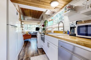 ثلاجة، ميكروويف، موقد طهي مسطح، غسالة أطباق