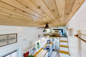 Tabla de planchar con plancha, internet y ropa de cama 