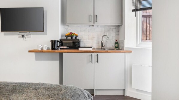 Desk, iron/ironing board, free WiFi, bed sheets - Modern Studio with En-Suite & Kitchenette 2 - Brixton (London)