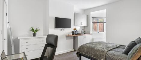 Escritorio, tabla de planchar con plancha, wifi gratis y ropa de cama