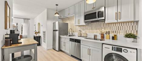 Kjøleskap, mikrobølgeovn, ovn og kokeplater