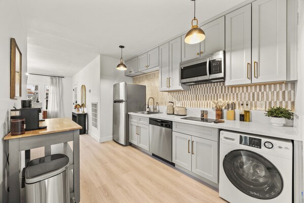 Jääkaappi, mikroaaltouuni, uuni, liesi